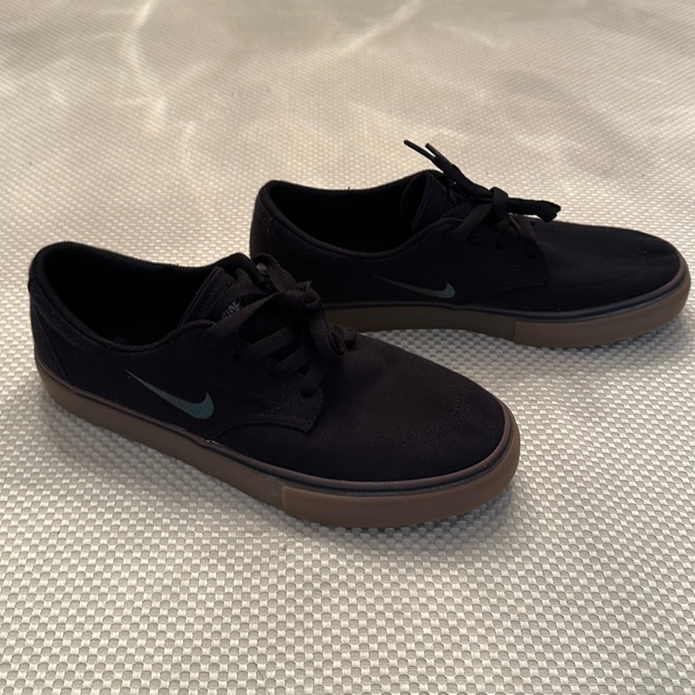 Nike SB (skateboarding line) Men’s shoes size 9